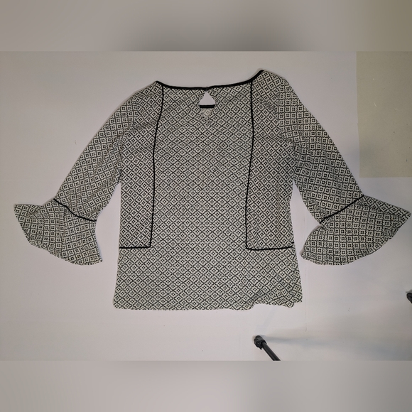 Ann Taylor Loft Top Black White Ruffled Geo Print Bell Sleeve Keyhole Back Small - Picture 6 of 10